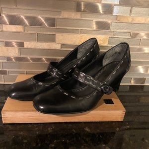 Naturalizer Black Leather Mary Jane Heels with Stitching Detail 8.5